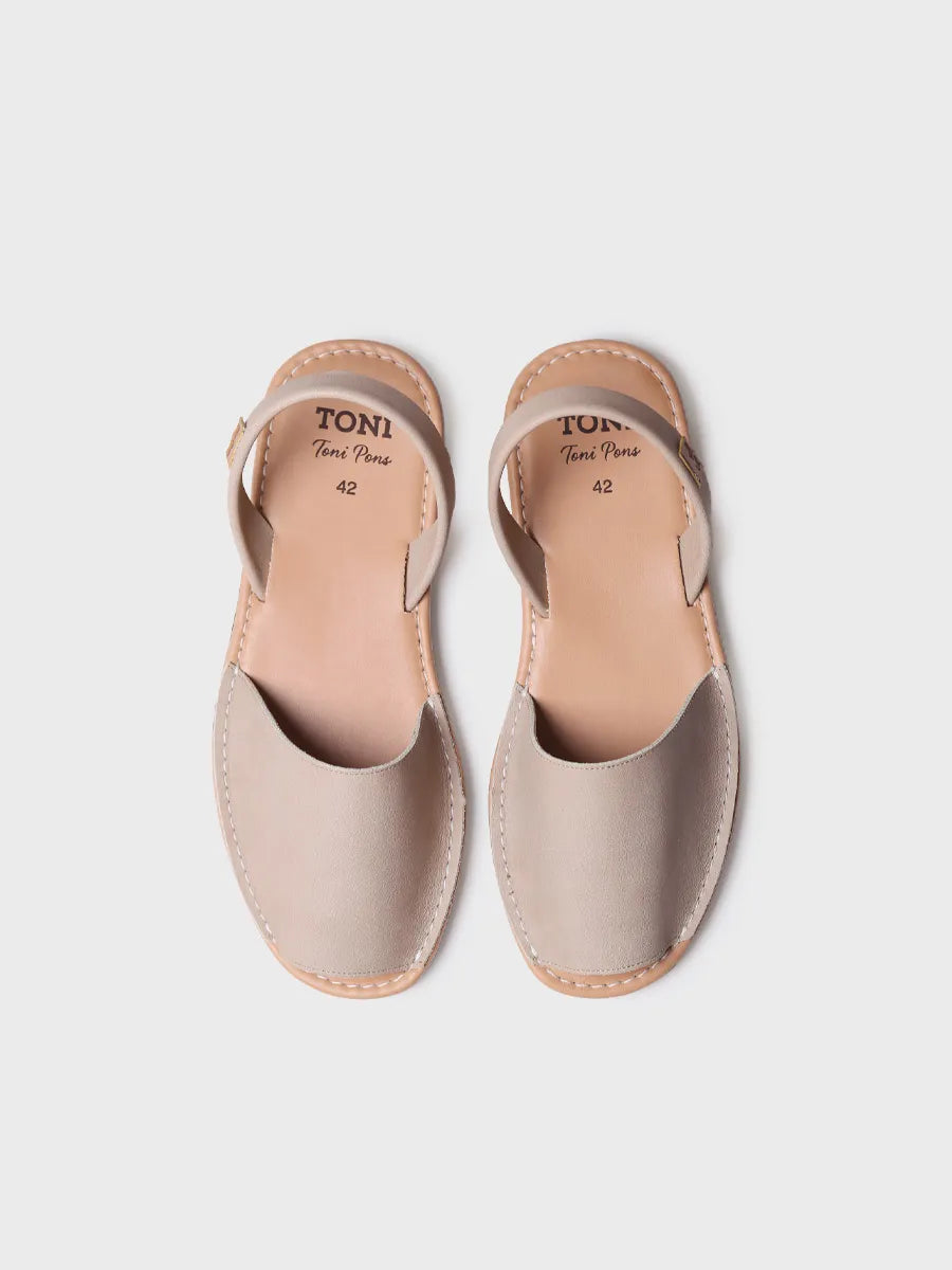 Sandalia de hombre con tiras cruzadas en color taupe | GRAU-P